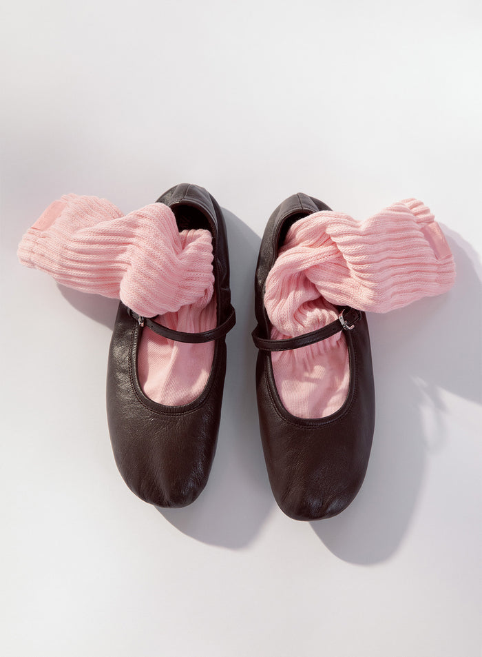 Rosa Slouch Socks fra aim'n stukket ned i mørkebrune ballerinasko