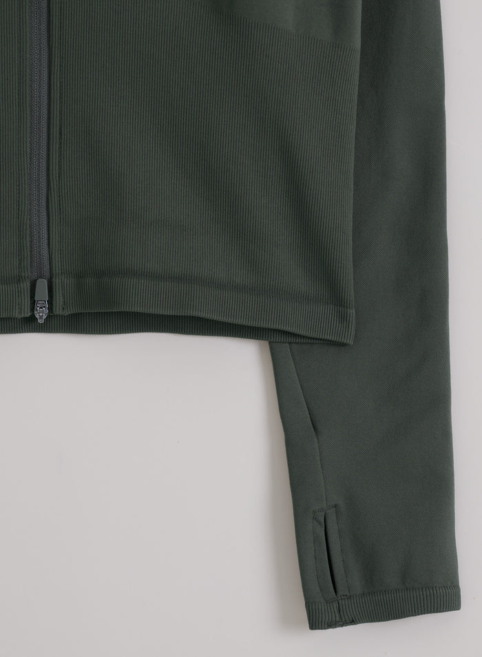 Ivy-grønn aim'n Shape Seamless Zip Jacket med ribbestrikket sømløst stoff, glidelås og tommelhull.