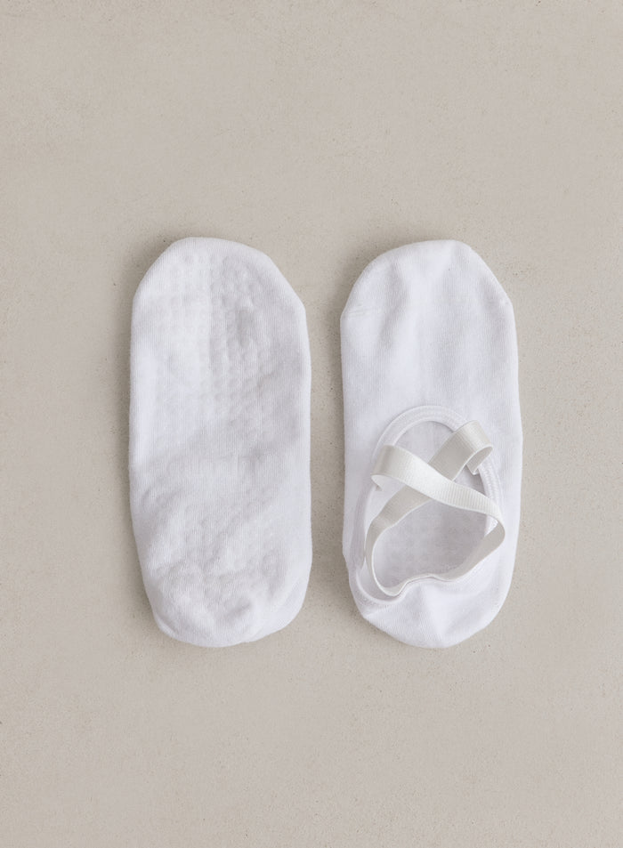 Hvite Pilates Socks fra aim'n med kryssende stropper og gripesåler