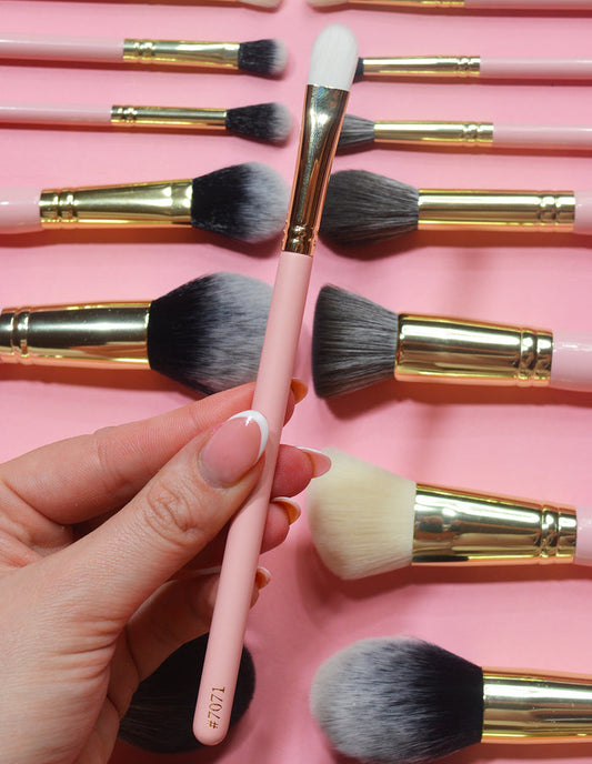 #7071 Flat Carver Brush