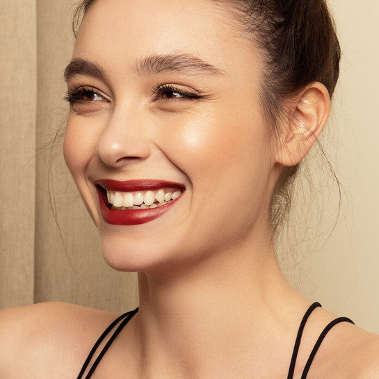 Lily Lolo | Mineral Foundation on model